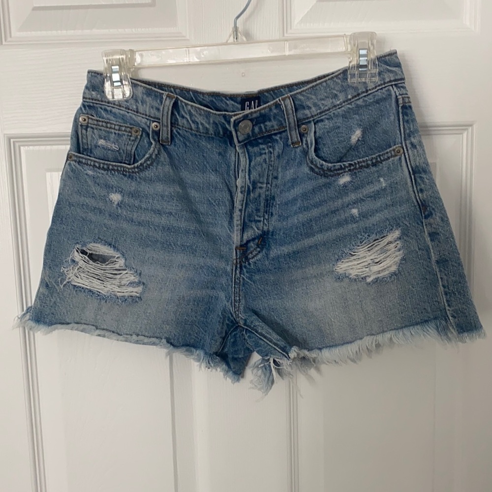 Gap distressed Light wash jean shorts. size 26. High waisted.